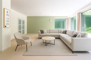 <strong>Riante en moderne villa in de gegeerde Elsdonckwijk te Wilrijk. Gelegen in een rustige straat nabij openbaar vervoer, supermarkten, leuke restaurants, belangrijke in- en uitvalswegen.</strong><br /><br /><span>INDELING<br /><br /></span><em>GELIJKVLOERSE VERDIEPING:</em><span><br /></span>De ruime INKOMHAL geeft toegang tot de lichtrijke LIVING met EETRUIMTE ca. 25m² en ZITRUIMTE ca. 54m². Ensuite bevindt zich de volledig ingerichte KEUKEN ca. 25m², met 5-pit gasplaat, hete luchtoven, afwasmachine en een grote Amerikaanse koelkast. De BIJKEUKEN ca. 13m² is compleet voorzien van ingemaakte kasten.<br /><span>Zowel de keuken als de WOONKAMER genieten van veel raampartijen en bieden toegang tot het terras en de aangename tuin.</span><br />Verder is er een volledig ingerichte STUDIO, voorzien van een SLAAPKAMER ca. 14m², BADKAMER ca. 4m² met bad, douche, dubbele wastafel, wc en een DRESSINGruimte ca. 2m².<br /><br />De GARAGE ca. 16m² biedt plaats voor 1 wagen en meerdere fietsen.<br /><br /><em>EERSTE VERDIEPING</em><span><br /></span>Via de gepantserde deur betreden we de nachthal die toegang geeft tot 5 ruime SLAAPKAMERS ca. 14m², 15m², 19m², 17m² en 23m².<br />Voor slaapkamer 1 en 2 is een aparte wc en badkamer met dubbele wastafel en bad met douchefunctie voorzien.<br />Slaapkamer 3 en 4 hebben ieder ensuite toegang tot eigen badkamers nr. 3 en nr. 4 die voorzien zijn van dubbele wastafel en bad met douchefunctie.<br />De MASTERBEDROOM ca. 23m² beschikt over ruime ingemaakte kasten en en suite een ruime BADKAMER met ligbad, dubbele wastafel, douche en wc.<br /><br /><em>TWEEDE VERDIEPING:</em><span><br /></span>Deze zolderverdieping is recent volledig gerenoveerd tot een APPARTEMENT voorzien van een nachthal met ingemaakte kasten, badkamer voorzien van ruime inloopdouche, dubbele wastafel en toilet, een slaapkamer en een grote polyvalente ruimte ca. 30m².<br /><br /><span><strong>BIJZONDERHEDEN:</strong><br /></span><span>* Ruime en moderne villa</span><br /><span>* Uitstekend gelegen in prestigeuze villawijk Elsdonck.<br /></span>* Oprit voor meerdere wagens en een garage.<br />* Gunstige EPC B<br />* Kelder aanwezig