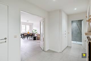 Mooi gerenoveerd gelijkvloers met 3 slaapkamers en tuintje!Met veel toewijding werd dit prachtig appartement recent kwalitatief en smaakvol...