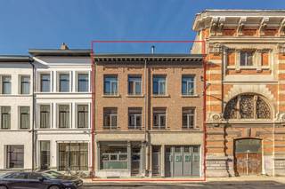 <p><span>Wonen in een van de meest gegeerde buurten van 2018 Antwerpen? In de rustige Sanderusstraat, vlakbij het Oud Justitiepaleis en de Leien, ontdek je deze uitzonderlijk ruime woning met maar liefst ca. 427 m² bewoonbare oppervlakte. Met een inpandige garage, groot atelier, tweede ingang voor commerciële activiteit, zonnepanelen met batterijen én een zalig westgericht dakterras is dit een pand met eindeloos veel mogelijkheden</span></p><p><span> </span></p><p><span>Wonen en werken in stijl</span></p><p><span>Je komt binnen via de inkomhal met stalen deur en bovenlicht. Van hieruit heb je toegang tot het atelier, de polyvalente ruimte en de trap naar boven. De polyvalente ruimte op het gelijkvloers (ca. 55 m²) is vandaag ingericht met keuken en leefgedeelte en baadt in het licht dankzij de vele oostgerichte ramen. De warme parketvloer en de connectie met het koertje maken dit een bijzonder aangename plek. Ideaal als praktijkruimte, studio, kangoeroewoning of aparte werkplek. Aansluitend vind je een eerste badkamer met lavabomeubel, toilet, handdoekradiator en douchecabine.</span></p><p><span>De inpandige garage heeft een indrukwekkende poorthoogte van 3,3 meter en een breedte van 3 meter — perfect voor wagen én fietsen. Via de garage bereik je de ruime, droge kelder én het achterliggende atelier.</span></p><p><span>Het atelier (ca.65 m²) met een plafondhoogte van 3,5 meter en dakramen is een droom voor doe-het-zelvers, zelfstandigen of hobbyisten. Momenteel ingericht als schrijnwerkerij, maar perfect inzetbaar als werkplaats, studio of opslagruimte. Extra troef: atelier is eveneens onderkelderd.  </span></p><p><span> </span></p><p><span>Leven op niveau</span></p><p><span>Op de eerste verdieping ontvouwt zich het hart van de woning: een open keuken met leefruimte van maar liefst ca.59 m². De keuken is hoogwaardig afgewerkt met een massief stenen werkblad, inductievuur, oven, microgolf, vaatwasser, glazen spatwand en overvloedige kastruimte. Alles sluit naadloos aan bij het maatwerk en de warme houtaccenten die doorheen de woning zijn doorgetrokken (renovatie van deze verdieping in 2021).  Aansluitend bevindt zich de zitruimte met kachel — open verbonden, maar toch gezellig afgescheiden. </span></p><p><span>Vanuit deze ruimte, alsook vanuit de berging met ingemaakte kasten heb je toegang tot het indrukwekkende westgerichte dakterras van 70 m². Hier geniet je van middag- en avondzon met zicht op de karaktervolle houten gevelafwerking achteraan. Een unieke buitenruimte in de stad.</span></p><p><span>Op de tussenverdieping bevindt zich nog een wasruimte met ingemaakte kasten en praktische wasinstallatie.</span></p><p><span> </span></p><p><span>Ruimte voor het hele gezin</span></p><p><span>De tweede verdieping telt een gigantische slaapkamer van ca. 38,5 m² (momenteel met kastenwand), perfect als master of opdeelbaar naar wens. Daarnaast vind je een tweede ruime slaapkamer met zicht op het dakterras en een badkamer met ingemaakt ligbad, dubbele lavabo, aparte douchecabine en toilet. Houten afwerkingen en parket zorgen voor een warme uitstraling.</span></p><p><span>Op de derde verdieping bevinden zich nog drie volwaardige slaapkamers, waarvan twee in duplexvorm met ingemaakte bureau’s en kasten — ideaal voor tieners, hobbyruimte of thuiskantoor. De derde badkamer is uitgerust met ligbad met douchescherm, lavabo en toilet.</span></p><p><span> </span></p><p><span>Harmoniewijk: stijlvol, centraal en rustig</span></p><p><span>De Sanderusstraat ligt in de gegeerde Harmoniewijk, vlakbij het Oud Justitiepaleis en de brede Leien. Een rustige éénrichtingsstraat met statige herenhuizen, op wandelafstand van winkels, scholen, horeca en openbaar vervoer. Je zit hier vlakbij de Singel en de Ring, waardoor je vlot in en uit de stad rijdt. Tegelijk woon je hier in alle rust, midden in een karaktervolle buurt.</span></p><p><span> </span></p>