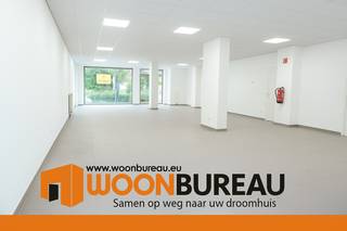 Dit ruime handelspand van 148 m² bevindt zich op een uitstekende locatie aan het Stationsplein in Lokeren, met directe nabijheid tot het station. De open ruimte biedt talloze mogelijkheden voor diverse commerciële activiteiten, zoals een winkel, kantoorruimte... Door de gunstige ligging aan een druk bezochte locatie is er veel zichtbaarheid en voetgangersverkeer, wat ideaal is voor ondernemers die hun bereik willen vergroten.<br /><br />Het pand is praktisch ingedeeld en kan naar wens ingericht worden, passend bij verschillende commerciële concepten. Naast het ruime oppervlak is er de mogelijkheid om autostaanplaatsen bij te huren.<br /><br />Het handelspand is onmiddellijk beschikbaar en heeft een huurprijs van €1495 + €25 vaste kosten per maand.<br /><br />Voor meer informatie of een bezichtiging, neem gerust contact op en ontdek de mogelijkheden van dit pand voor uw onderneming!