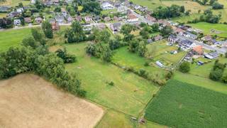 <p>EERSTE BEZOEKDAG ZATERDAG 22/08 VAN 10u00 TOT 13u00 (enkel op afspraak!) <br /><br />NEDERHASSELT (NINOVE) – Eigendom met 2 woonunits, paardenaccommodatie en weide<br /><br />In Nederhasselt bevindt zich deze veelzijdige eigendom bestaande uit twee afzonderlijke woningen, paardenaccommodatie, stallingen en een aansluitende weide van ca. 43 are.<br /><br />Dankzij de aparte woonunits biedt deze eigendom verschillende mogelijkheden: ideaal als dubbelwoonst, kangoeroewoning, zorgwoning of als investering waarbij één woning zelf gebruikt en de andere verhuurd kan worden.<br /><br />De rechterwoning beschikt over een woon- en eetkamer, apart toilet, slaapkamer, dressing/bureauruimte, basiskeuken en badkamer met douche. Deze woning heeft ca. 91 m² bewoonbare oppervlakte en een niet-ingerichte zolder.<br /><br />De linkerwoning omvat een woonkamer, keuken, twee slaapkamers, badkamer met douche en toilet en een berging. Deze woning beschikt over ca. 107 m² bewoonbare oppervlakte en eveneens een niet-ingerichte zolder.<br /><br />Beide woningen zijn afzonderlijk ingericht en kunnen verder worden aangepast en gemoderniseerd volgens eigen smaak en hedendaagse normen. Op beide woningen is de geldende renovatieverplichting van toepassing.<br /><br />Naast de woonmogelijkheden is de aanwezige paardenaccommodatie een belangrijke troef. De eigendom beschikt over paardenstallen, een paddock en een aansluitende weide van ca. 43 are. Bijkomend bestaat de mogelijkheid om extra aanpalende weides te huren.<br /><br />Troeven:<br />✓ Twee woonunits op één geheel<br />✓ Ideaal voor kangoeroewonen of familiegebruik<br />✓ Interessant als investering<br />✓ Paardenstallen en paddock aanwezig<br />✓ Aansluitende weide van ca. 43 are<br />✓ Mogelijkheid tot huren van extra weides<br /><br />Een eigendom met tal van mogelijkheden voor wie wonen wil combineren met ruimte en paardenvoorzieningen.<br />Voor meer informatie of een bezoek, kan u ons steeds contacteren: 053/60.65.66.</p>