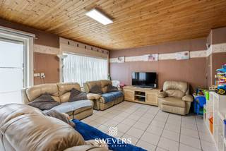 Voor meer info en foto’s, surf naar www.swevers.be – Instapklare gesloten bebouwing op een rustige, landelijke locatie in Zoutleeuw. Deze woning aan de Linterseweg 44/D combineert comfort, praktische ruimtes en energiezuinige investeringen met een vlotte bereikbaarheid van scholen, kinderopvang, openbaar vervoer en winkels. De woning werd gebouwd in 1991 en biedt een bewoonbare oppervlakte van 109 m² op een perceel van 195 m². Binnen geniet u van een ruime leefruimte van ca. 42,5 m² met veel lichtinval en plaats voor een gezellige zithoek en eetkamer. De open keuken van ca. 20 m² sluit hier mooi op aan en vormt een aangename plek om te koken en samen te zijn. Verder zijn er twee volwaardige slaapkamers van telkens ca. 15,75 m², flexibel in te richten als slaapkamer, bureau of hobbyruimte. De badkamer is centraal gelegen en de praktische hal zorgt voor een overzichtelijke indeling. Achteraan bevindt zich een garage van ca. 25 m², ideaal voor een wagen, fietsen, opslag of werkruimte. Ook op energetisch vlak scoort deze woning sterk. Het dak werd vernieuwd en geïsoleerd met 10 cm PIR-isolatie. Daarnaast zijn er zonnepanelen met nog acht jaar productgarantie en een thuisbatterij, wat bijdraagt aan een lagere energiekost. Het zuidgerichte terras van ca. 23 m² biedt een rustige buitenplek om te ontspannen. Dankzij de ligging woont u landelijk én centraal, met bus, school, kinderopvang, winkels en ontspanning vlakbij. Ook recreatiedomein Het Vinne ligt op slechts 4,5 km. Ideaal voor starters, alleenstaanden of koppels die zorgeloos willen wonen. Voor meer informatie, bel 012 699 900. Bron bewoonbare oppervlakte: EPC – verslag.