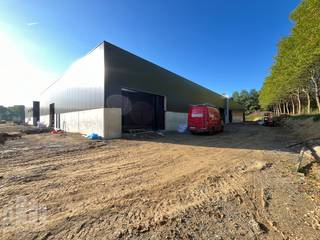Uitstekend gelegen nieuwbouw KMO-unit van 565 m² te huur in Sint-Lievens-Houtem (Bavegem). De site geniet van een vlotte bereikbaarheid richting de E40 en de N42. Hierdoor zijn er vlotte verbindingen richting Aalst, Gent, Brussel en omliggende gemeenten.<br /><br />De casco KMO-unit is opgebouwd uit een staalconstructie met een buitenschil bestaande uit een combinatie van geïsoleerde betonpanelen en sandwichpanelen. De loods, brandklasse C, heeft een vrije hoogte van +/- 6 meter en is toegankelijk via twee automatische sectionale poorten met een aparte toegangsdeur en is voorzien van polybetonvloer, lichtstraat met rookluik, branddetectie en individuele nutsleidingen (water, elektr. (32 A), data). Tal van activiteiten mogelijk: opslag, productie, atelier,...  Er is tevens ruime manoeuvreerruimte en 4 parkeerplaatsen voorzien op de site. beschikbaar vanaf 01/12/2026.<br /><br />Contacteer PANORAMA B2B voor bijkomende (technische) inlichtingen, plannen of een vrijblijvend plaatsbezoek 0477 06 30 30.