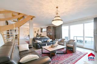 <p><span>Ben je op zoek naar een plek waar je meteen happy van wordt? Dan is dit zalige, instapklare duplexappartement van 148 m² precies wat je nodig hebt! De lichtrijke leefruimte voelt instant gezellig  en sluit mooi aan op de handige berging én het fantastische, ruime terras. Dankzij de zonwerende luifel geniet je hier het hele jaar door van buitenmomentjes — van zonnige ontbijten tot gezellige avonden.</span></p>

<p><span>De volledig uitgeruste keuken is een droom voor elke kookliefhebber.</span></p>

<p><span>Boven ontdek je twee ruime slaapkamers, allebei met ingebouwde kasten, en een badkamer die je écht verwent: een heerlijk bad én een frisse douche, helemaal klaar voor elk moment van de dag.</span></p>

<p> </p>

<p><span>Optioneel privégarage, mogelijkheid om garage bij aan te kopen. Hier woon je energiezuinig dankzij EPC-label B, en voelt dit appartement vooral… gewoon supergoed. Licht, ruim, gezellig en met een vibe die je meteen doet glimlachen.</span></p>

<p> </p>

<p><strong><em><u>Era Thuis zorgt voor uw huis! </u></em></strong></p>