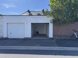 Goed gelegen garage(2.80m*5.65m) met sektionaalpoort, nabij Antwerpsesteenweg-Eikestraat.Makkelijk bereikbaar en direct beschikbaar.