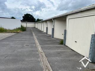 Deze afgesloten garagebox (nr.1) in centrum Koekelare is gelegen vlak naast De Kroon. <br />Garage dient enkel gebruikt te worden als parkeerplaats van een voertuig. Geen stockageruimte. <br /><br />Afmetingen:<br />Diepte: rechterkant: 5.2m, linkerkant: 6.6m.<br />Breedte: 2.8m<br />Hoogte garagepoort: 2.1m<br /><br />Syndickosten inbegrepen. <br />Huurprijs 92 €/mnd.<br />Beschikbaar vanaf 1/08/2026<br /><br />Vraag uw bezoek aan via contactformulier.