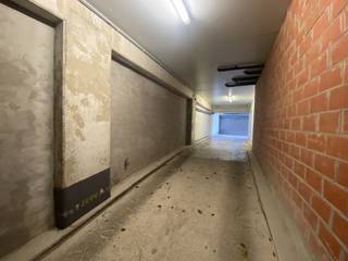 In de Leopoldlaan verkopen we deze zeer ruime garagebox op het gelijkvloers.<br /><br />Afmetingen: diepte 7m, breedte 2,8m en 3,8m.<br /><br />Elektrische poort.