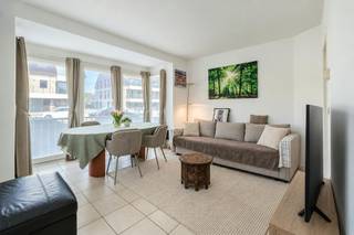 Op een boogscheut van de Zeedijk, winkelstraten en het Marktplein van Middelkerke vindt u dit lichtrijk appartement. Het appartement is uitstekend onderhouden, het dak en de ramen werden reeds vernieuwd. <br /><br />Indeling:<br />- Woonkamer<br />- geïnstalleerde keuken<br />- Nachthall<br />- Slaapkamer 1 met toegang tot zuidgericht terras<br />- Slaapkamer 2 met aansluiting wasmachine en droogkast<br />- Badkamer met lavabo en douche <br />- Apart toilet<br /><br />Troeven: <br />- Centraal gelegen<br />- instapklaar<br />- Kleinschalige residentie<br />- Voorzien van zongerichte terras<br />- Individuele verwarming op aardgas<br />- Nieuwe PVC ramen met dubbele beglazing<br />- Conforme keuring elektrische installatie<br /><br />Bent u op zoek naar een instapklaar met gelijkvloersappartement met 2 slaapkamers? Neem snel contact op met ons kantoor!<br /><br />Bestuursmaatregelen in het maatregelenregister: nee