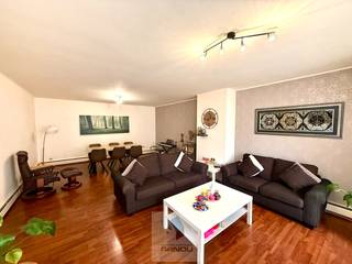 Gelegen in de Achiel van Eechautestraat in Deinze geniet je hier van een uitstekende combinatie van rust en bereikbaarheid. Deze straat bevindt zich op korte afstand van het stadscentrum, waar je tal van winkels, horecazaken en voorzieningen terugvindt. Ook scholen, openbaar vervoer en belangrijke invalswegen zijn vlot bereikbaar, wat deze locatie bijzonder aantrekkelijk maakt voor zowel gezinnen als pendelaars.<br /><br />Op de tweede verdieping bevindt zich dit aangename en centraal gelegen appartement, gekenmerkt door zijn grote raampartijen.<br /><br />Bij het betreden van het appartement kom je in de inkomhal die toegang biedt tot een ruime en gezellige leefruimte. De aparte keuken sluit hier mooi op aan en beschikt over een praktische, aangrenzende berging.<br /><br />Verder is er een functionele badkamer uitgerust met een bad, lavabo, toilet en aansluiting voor een wasmachine.<br /><br />Het appartement telt één ruime slaapkamer en twee bijkomende kamers die ideaal zijn als kinder-, logeer- of bureauruimte.<br /><br />Extra bergruimte is eveneens voorzien, wat bijdraagt aan het praktische comfort van de woning.<br /><br />Tot slot beschikt het appartement over een private garageberging.