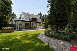 Sfeervolle polyvalente eigendom. Uitzonderlijk gelegen in het groene hart van de woonparkzone in Oud-Turnhout op een riant perceel van 2.865m². Deze tip top verzorgde en vernieuwde woning beschikt bovendien over een polyvalente ruimte die ideaal te gebruiken is als werk, praktijk, ontspanning of bureau ruimtes aan huis. De ruime veranda geeft een heerlijk uitzicht op de zongerichte riante tuin.
De vernieuwde woning beschikt over een ruime entree met gastentoilet, aangename leefruimte, een aparte bureauruimte en een geïnstalleerde keuken voorzien van de nodige inbouwapparatuur. Boven bevinden zich 3 mooie slaapkamers met merendeels ingebouwde kasten alsook een nieuwe badkamer voorzien van inloopdouche, dubbel wastafelmeubel en  toilet. Tevens beschikt de woning over een zolder via vlizotrap.  
Kortom een mooi verzorgd eigendom op een groene locatie met extra mogelijkheden voor wie aan huis wil werken en ontspannen, volledig omheind en voorzien van een automatische poort. Het riante perceel is eveneens toegankelijk via een achter gelegen straatje.
Kenmerken:

- zeer recent gerenoveerd en tip top verzorgd.
- perfect voor polyvalent gebruik of wie ontspanning aan huis zoekt.
- Mogelijkheid voor kangoeroewoning / samengestelde gezinnen.
- conforme elektriciteit.
- prachtige groene ligging nabij natuurgebied met vele wandel- en fietsmogelijkheden.
