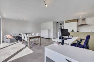 <p>Dit prachtige nieuwbouwappartement (bouwjaar 2023) is gelegen op een toplocatie te Ninove, vlakbij het centrum en met een uitstekende bereikbaarheid dankzij de nabijgelegen invalsweg.<br />Het appartement beschikt over een<strong> ruime, lichtrijke leefruimte</strong> met volledig geïnstalleerde open keuken. Via het grote schuifraam heeft men toegang tot het <strong>aangename terras met aansluitende tuin</strong> en tuinberging. <br />Verder omvat het appartement twee slaapkamers, een badkamer met inloopdouche en dubbele lavabo, een afzonderlijk gastentoilet en een praktische berging.<br />Extra troeven zijn: <strong>de</strong> <strong>bovengrondse autostaanplaats - Energiezuinige lucht-waterwarmtepomp - Vloerverwarming met koelfunctie - Zonnepanelen - Ventilatiesysteem D.</strong></p>