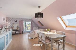 Op zoek naar een ruim en instapklaar appartement op een uitstekende locatie? <br />Dit lichtrijke appartement bevindt zich in een kleinschalig gebouw op wandelafstand van het centrum van Duffel en combineert comfort met een vlotte bereikbaarheid.<br /><br />Dankzij de nabijheid van het treinstation, openbaar vervoer en de E19 geniet u van een snelle verbinding naar Mechelen, Antwerpen en Brussel. <br />Ook voor ontspanning zit u hier ideaal, met de fietsostrade langs de Nete, parken, speeltuinen en diverse sportfaciliteiten in de directe omgeving.<br /><br />Het appartement omvat een inkomhal die toegang biedt tot de ruime leefruimte met open keuken en praktische berging. <br />Via de nachthal bereikt u een apart toilet, de badkamer en drie volwaardige slaapkamers. <br />Extra troef zijn de twee terrassen: één bereikbaar vanuit de leefruimte en één vanuit de slaapkamer, ideaal om op elk moment van de dag van de buitenlucht te genieten.<br /><br />Bovendien is er een autostaanplaats, een privatieve kelderberging en een gemeenschappelijke fietsenberging inbegrepen in de prijs.<br /><br />Kortom, een ideale woonst voor wie comfortabel wil wonen op een centrale en goed bereikbare locatie!<br /><br />Voor meer info of een bezoek ter plaatsen?<br />Contacteer Gino Haeck<br />0491/10.27.33<br />gino@mondovastgoed.be