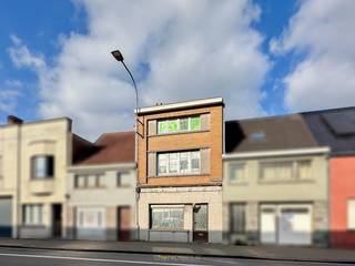 <strong>VERRASSEND RUIME CASCO-STADSWONING VAN 181</strong><strong> M</strong><strong>²</strong> bevindt zich op een gegeerde locatie, net buiten het centrum van Ronse, op <strong>WANDELAFSTAND VAN DE GROTE MARKT, DE STADSTUIN EN HET STATION</strong>. Dankzij de reeds uitgevoerde afbraakwerken en <strong>VERNIEUWDE LEIDINGEN VOOR CENTRALE VERWARMING EN ELEKTRICITEIT</strong>, kan je hier meteen aan de slag met de afwerking. Het gelijkvloers werd <strong>VOLLEDIG OPENGETROKKEN</strong> en biedt ruimte voor een <strong>MODERN EN OPEN LEEFCONCEPT</strong> met bijvoorbeeld een keuken en berging aan de achterzijde. Op de eerste verdieping is er plaats voorzien voor <strong>TWEE VOLWAARDIGE SLAAPKAMERS</strong> en een ruime badkamer. De <strong>VASTE TRAP</strong> naar de zolder opent <strong>MOGELIJKHEDEN VOOR EEN MASTERBEDROOM MET EN-SUITE BADKAMER OF TWEE EXTRA (SLAAP)KAMERS</strong>. De <strong>AFGESLOTEN STADSTUIN</strong> biedt alle privacy om van het buitenleven te genieten. Met zijn <strong>ROYALE OPPERVLAKTE</strong> en <strong>DOORDACHTE INDELING</strong> is dit pand perfect voor wie op zoek is naar een <strong>RUIME GEZINSWONING</strong> of een <strong>INVESTERING</strong> met meerwaarde.<br /><br />De woning is volledig gestript, wat de <strong>IDEALE BASIS</strong> vormt voor een totaalrenovatie op maat van jouw woonwensen.<br /><br />Adres: Elzelestraat 130 te Ronse<br /><br />Renovatieplicht van toepassing; P-score: D, G-score: D