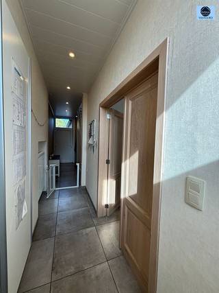 <p><span>GERENOVEERDE WONING MET 3 SLAAPKAMERS EN TUIN</span></p><p><span>Richtprijs 325.000 euro</span></p><p><span> </span></p><p><span>Deze woning is ideaal gelegen in de nabijheid van openbaar vervoer, scholen en het vakantiedomein de Gavers. </span></p><p><span> </span></p><p><span>De woning heeft volgende indeling:</span></p><p><span> </span></p><p><span>Op het gelijkvloers treft u de inkomhal met toegang tot de ruime leeft- en eetruimte, berging met toilet en de ingerichte keuken met zicht op terras en tuin. </span></p><p><span> </span></p><p><span>Op de 1ste verdieping treft u 2 ruime slaapkamers en de badkamer met bad, douche, lavabo en toilet.</span></p><p><span> </span></p><p><span>Op de 2de verdieping vindt u de ruime zolder die momenteel ingericht is als slaapkamer en bureauruimte. </span></p><p><span> </span></p><p><span>Achteraan de woning treft u een ruim terras met pergola et de tuin. </span></p><p><span> </span></p><p><span>Troeven:</span></p><p><span>EPC C => GEEN renovatieplicht</span></p><p><span>Instapklaar</span></p><p><span>Elektriciteit conform AREI !!</span></p><p><span>12 zonnepanelen aanwezig !!</span></p><p><span>Vernieuwd dak </span></p><p><span> </span></p><p><span>Kelder aanwezig </span></p><p><span> </span></p><p><span>De woning wordt verwarmd met centrale verwarming op gas en beschikt over driedubbele en dubbele beglazing in PVC</span></p><p><span> </span></p><p><span>Voor meer info op bezoek bel Louis op 0472/29.25.04 of stuur een mail naar <span>louis@svena.be</span></span></p><p><span> </span></p><p><span>Stedenbouwkundig uittreksel/inlichtingen in aanvraag!</span></p><p><span>Deze gegevens zijn louter informatief en wij kunnen niet aansprakelijk gesteld worden voor eventuele onjuistheden.</span></p><p><span>De bewoonbare oppervlakte is slechts indicatief.</span></p><p><span> </span></p><p><span> </span></p>
