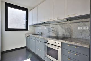 In het centrum van Mortsel, vinden we dit 2-slaapkamer appartement. Indeling:Via de gemeenschappelijke inkomhal, betreden we het gebouw en bereiken...
