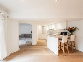 <p><span>Instapklaar gelijkvloers appartement op enkele voetpassen van de Cogels-Osylei</span></p><p><span> </span></p><p><span>Welkom in Zurenborg, één van de meest gegeerde wijken van Antwerpen, bekend om haar prachtige belle-époque architectuur, statige herenhuizen en iconische art-nouveaustraten zoals de Cogels-Osylei. Deze levendige buurt combineert stijlvolle horeca, kunst en cultuur met rust, groene pleinen en een unieke woonkwaliteit.</span></p><p><span> </span></p><p><span>Via de authentieke en ruime entree kom je binnen in dit gezellig appartement. De inkomhal van het appartement zelf is ruim en doet momenteel dienst als bureaukamer. De woonkamer geeft uit op de binnenkoer wat zorgt voor veel licht. Aansluitend de keuken die voorzien is van alle toestellen en een gezellige ontbijttoog, ideaal voor een apero of gezellige ochtendkoffie. Van hieruit heb je toegang tot de stadskoer.</span></p><p><span>Vooraan het appartement ligt de badkamer met inloopdouche en de slaapkamer die ook uitgeeft op de binnenkoer.</span></p><p><span>Verder is er nog een fietsenberging en een privatieve kelderberging.</span></p><p><span> </span></p><p><span>Momenteel is het appartement verhuurd. De eerste verdieping wordt ook verkocht, dit kan een opportuniteit zijn om te kangoeroewonen.</span></p><p><span> </span></p><p><span> </span></p><p><span> </span></p><p><span> </span></p><p><span> </span></p>