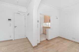 Met plezier presenteren wij deze charmante studio op de derde verdieping van Parijsstraat 3, gelegen op de hoek met de Brusselsestraat en midden in het levendige stadscentrum van Leuven. De hippe Parijsstraat biedt een uitstekende ligging met tal van horecazaken, Delhaize, ambachtelijke winkels zoals slagerij Rondou en viswinkel De Walvis, en de gezellige zaterdagmarkt vlakbij. De studio bevindt zich in een prachtig recent gerenoveerd gebouw met lift en beschikt over 31 m² woonoppervlakte. Binnen combineert de studio een authentieke uitstraling met hedendaags comfort, met een aangename leefruimte met parketvloer en plafondventilatoren met afstandsbediening. De moderne keuken is uitgerust met vier kookvuren, een combimicrogolfoven en een koelkast met vriesvak. Verder beschikt de studio over een authentieke badkamer en extra opbergruimte in de kelder via een afsluitbare kast met sleutel. De studio heeft EPC-label C (232 kWh/m²/jaar). De huurprijs bedraagt €850 per maand, aangevuld met €110 maandelijkse kosten voor onder meer het onderhoud van de lift, het wassen van de ramen en het onderhoud en kuisen van de gemeenschappelijke delen. Alle nutsvoorzieningen dienen afzonderlijk te worden afgesloten. Op ongeveer 150 meter is er bovendien de mogelijkheid om een parkeerplaats bij te huren. Vanaf 1 november beschikbaar, eventueel ook vroeger beschikbaar. Interesse? Contacteer ons via info@homies.be of bel 016 15 37 11.