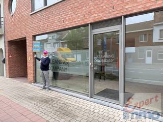 Instapklaar en goed gelegen kantoor.Veel publieke parking - stuk of 10Gerenoveerd, keukentje komt later.Kantoor ruimte, keukenruimte, kelder, apart...
