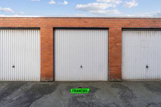 Deze ruime garagebox is gelegen op een gunstige locatie nabij het centrum van Oostende. <br /><br />Het betreft een privatieve box met een handmatige poort. <br /><br />Aarzel niet en neem contact op voor meer info of een afspraak. <br /><br />