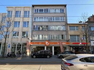 Dit appartement op de derde verdieping is toegankelijk met de lift en de trap.<br /><br />Het appartement is ingedeeld als volgt:<br /><br />Inkomhal: +/- 12 m².<br />Leefruimte: +/- 36 m².<br />Keuken: +/- 7 m² voorzien van ijskast, diepvries, kookvuur, dampkap, afwasbak en aansluiting voor de wasmachine en droogkast.<br />Slaapkamer 1: +/- 17 m² met toegang tot het terras.<br />Slaapkamer 2: +/- 9 m².<br />Badkamer: +/- 5 m² voorzien van een douche, lavabo en toilet.<br />Terras 1: +/- 9 m².<br />Terras 2: +/- 2 m².<br /><br />Ook is er een berging voorzien op verdieping -1.<br />De meters voor gas en elektriciteit zijn individueel.<br />De meter voor water is gemeenschappelijk.<br /><br /> 