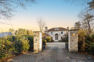 Ontdek deze riante villa in Brasschaat, verscholen in een adembenemend bosgebied waar rust, privacy en comfort naadloos in elkaar vloeien. Van zodra...