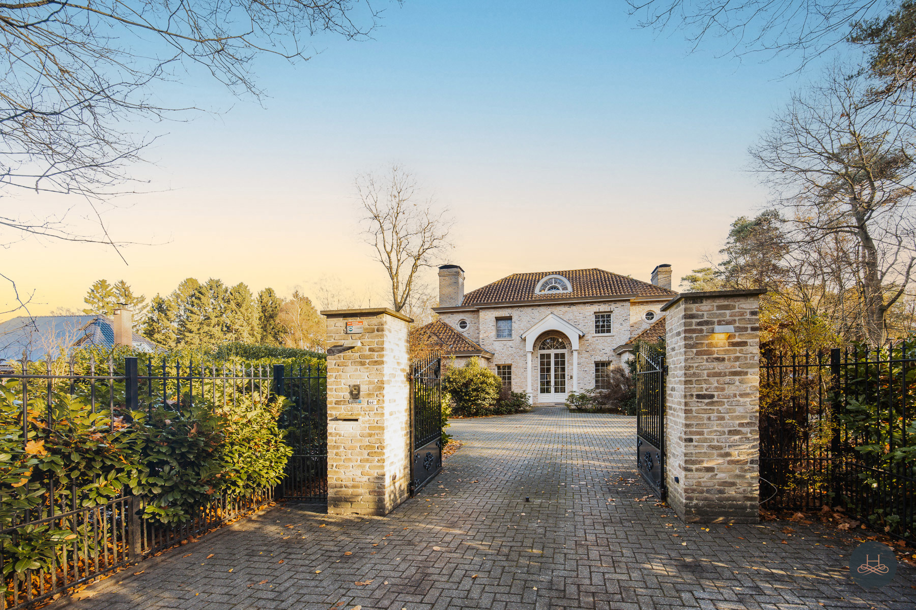 Riante villa op toplocatie in het groen met privé-bos - foto 1