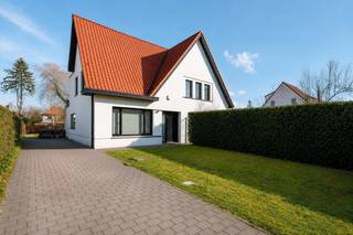 Op zoek naar een warme, instapklare woning op een absolute toplocatie? Dan voelt u zich hier meteen thuis. <br />Deze charmante halfopen bebouwing ligt in de geliefde woonwijk Vriesdonk, midden in het groen en toch vlak bij alle voorzieningen. De lagere school bevindt zich op slechts 2 minuten, het gezellige centrum van Brasschaat bereikt u te voet in ongeveer 10 minuten en de autosnelweg ligt op amper 5 minuten rijden.<br /><br />De woning is volledig omheind en afgesloten met een elektrische poort, wat zorgt voor extra privacy en veiligheid. Vooraan vindt u een verzorgde voortuin en een ruime oprit met plaats voor + drie wagens. Achteraan geniet u van een sfeervolle, zonnige tuin waar u tot ’s avond laat van de zon en rust kunt genieten. De vrijstaande garage biedt bovendien heel wat mogelijkheden als hobbyruimte, bureau, speelruimte of polyvalente ruimte.<br />Via de inkomhal met gastentoilet komt u in de gezellige leefruimte. De open indeling creëert een aangenaam gevoel van ruimte en verbindt de zithoek, eetplaats en de stijlvolle open keuken op een natuurlijke manier. Daarnaast is er nog een extra hoek die perfect dienst kan doen als bureau, speelhoek of leesruimte. De keuken kijkt uit op de tuin, zodat u tijdens het koken steeds geniet van het groene uitzicht. Aansluitend bevinden zich de praktische wasplaats en de toegang tot de droge kelder, ideaal als extra bergruimte.<br /><br />Op de eerste verdieping vindt u een ruime badkamer, uitgerust met een dubbel lavabomeubel, ligbad, inloopdouche en toilet. Verder zijn er twee comfortabele slaapkamers, waaronder een master bedroom met praktische ingemaakte kasten.<br /><br />De zolderverdieping werd ingericht als volwaardige derde slaapkamer en beschikt eveneens over ingemaakte kasten. Deze ruimte kan uiteraard ook perfect dienen als thuiskantoor, hobbykamer of logeerkamer.<br /><br />In 2021 onderging deze woning een hoogwaardige en totale vernieuwing met aandacht voor duurzaamheid en energie-efficiëntie. Enkele van de vele pluspunten zijn:<br />- Nieuwe condenserende verwarmingsinstallatie, Muur en dakisolatie, Nieuwe ramen met hoogrendementsbeglazing en vernieuwde Elektriciteit conform tot 2045<br /><br />Geen oversized woning, maar een bijzonder gezellige en praktisch ingedeelde gezinswoning op een absolute toplocatie. Een ideale thuis voor wie comfortabel wil wonen in een rustige, groene omgeving.<br />Overtuig uzelf tijdens een bezoek ter plaatse