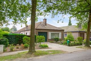 U vindt deze woning terug in een zijstraat van de Tiburstraat, <strong>gunstig & rustig en tevens zeer centraal gelegen</strong> op slechts 800m van de oprit E19 Antwerpen-Brussel. Ideale ligging voor woon-werkverkeer! Dit huis bevindt zich ook op wandelafstand van het openbaar vervoer, het centrum, enkele winkels en scholen. Er is parkeergelegenheid op de oprit en in de inpandige garage. <br /><br />Het bouwjaar is 1972. Dit eigendom werd steeds goed onderhouden, doch dient gemoderniseerd te worden. CV op mazout met een ondergrondse tank van 5200L is aanwezig. De bewoonbare oppervlakte is 145m2. De <strong>indeling </strong>is als volgende: <strong>GLVL:</strong> inkomhal met ingemaakte kasten, nachthal, klassiek ingerichte badkamer, 3 slaapkamers, klassiek ingerichte keuken, apart toilet, woonkamer met houtkachel, wasplaats en een veranda; <strong>1eV: </strong>zolderruimte met uittrekbare zoldertrap. De tuin is oost-gericht en aangelegd met een groentenhof, berging en een terras. <br /><br />Neem vandaag nog contact met ons op voor een bezichtiging en ontdek de mogelijkheden die deze woning te bieden heeft!<br />