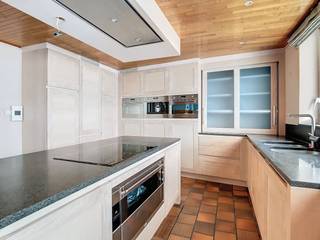 Bent u op zoek naar ruimte, luxe en een terras waar u ú tegen zegt? Dit indrukwekkende eigendom op de toplocatie Dorp West combineert het comfort...