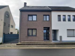 Welkom in deze instapklare, volledig gerenoveerde woning, waar licht, ruimte en comfort centraal staan! De woning is gelegen op een volledig...