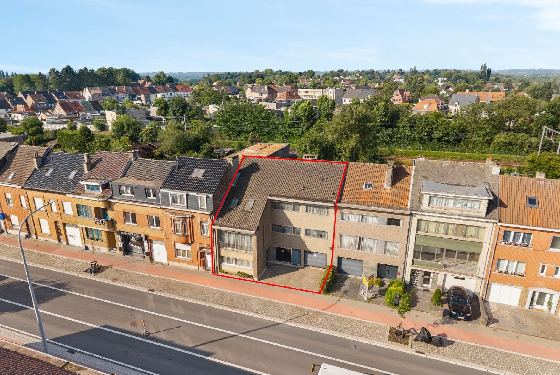 Karaktervolle voormalige dokterswoning met praktijkruimte, lift, dubbele garage, 5 SLPK. en grote tuin - foto 2