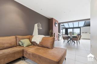 <p>In het charmante dorpje Brielen, vlakbij het historische stadscentrum van Ieper en in de nabijheid van talrijke uitvalswegen, bevindt zich deze uitzonderlijk ruime woning. Dit eigendom combineert comfort, functionaliteit en adembenemende vergezichten. </p><p>De woning beschikt op het <strong>gelijkvloers </strong>over een ruime inkomhal met apart toilet. De lichtrijke leefruimte omvat een eet- en zithoek met zicht op de tuin, een veranda en een open keuken. De keuken is volledig uitgerust met een vaatwasser, koelkast, inductiekookplaat, dampkap en inbouwkasten. Verder zijn er nog extra praktische ruimtes aanwezig zoals een kelder, een wasplaats en een garage met automatische sectionaalpoort. </p><p>Op de <strong>eerste verdieping </strong>vindt u een ruime nachthal, 3 volwaardige slaapkamers en een polyvalente ruimte die kan dienen als 4de slaapkamer, bureau of hobbykamer. De badkamer is uitgerust met een ligbad, douche, lavabomeubel en toilet. De zolder is bereikbaar via een vaste trap en is volledig geïsoleerd en biedt mogelijkheden voor extra slaapkamers of opslagruimte. Deze woning geniet van een rustige, landelijke ligging in Brielen en biedt prachtige uitzichten op de omliggende natuur. Tegelijk is het historische centrum van Ieper vlot bereikbaar. </p><p>Extra kenmerken; Zonnepanelen Elektriciteit conform! Dakisolatie Elektrische rolluiken </p><p><strong>Laat je verrassen door de ruimte, het comfort en de unieke locatie van deze woning. Contacteer ons vandaag nog voor meer informatie of een bezoek!</strong></p>