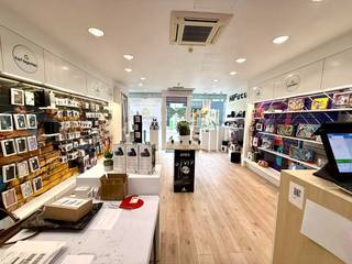 Instapklaar en recent gerenoveerd handelspand te huur, ideaal gelegen in het commerciële hart van Geraardsbergen, langs de Oudenaardsestraat 12. Dit pand bevindt zich in een karaktervol gebouw met uitstekende visibiliteit en een hoge passage, omringd door diverse handelszaken. <strong>Troeven van dit pand: </strong>Recent volledig vernieuwd en geïsoleerd dak.<br />Commerciële gelijkvloerse oppervlakte van ca. 60 m². Vernieuwd en verzorgd interieur.<br />Praktische indeling met handelsruimte, kitchenette, stockruimte en sanitair.<br />Uitgerust met moderne technieken, waaronder airconditioning. Beschikbaar: 01 mei 2026. <br />Dit pand is perfect geschikt voor diverse commerciële activiteiten en kan ook via een pop-up formule gehuurd worden. Onroerende voorheffing ten laste van de huurder. <strong>Interesse in dit handelspand op toplocatie?</strong><br />Contacteer ons voor een bezoek via info@immodelestre.be of 054 33 62 52.<br />Meer info: www.immodelestre.be