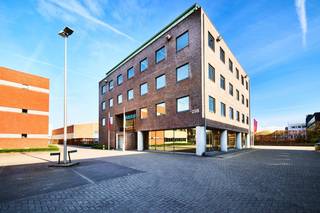 Het 3T Business Park is uiterst gunstig gelegen vlakbij de Brusselse ring en op wandelafstand van Vilvoorde station.<br />De kantoren zijn modern, lichtrijk en open ingericht. De investering bevat een kantooroppervlakte van 503m² op de derde verdieping en 13 buitenparkings die verhuurd zijn voor 9 jaar met een eerste break op 30/09/2024, gestart op 01/10/2020. Bruto rendement van 7,50%.<br />Voor meer info, contacteer Panorama via 02/420.00.00.