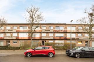 <p>In een rustige straat, op een boogscheut van de Put van Ekeren, bevindt zich dit aangename en <strong>instapklare twee slaapkamer appartement </strong>op de tweede verdieping. Dankzij de gunstige ligging geniet u hier van een vlotte bereikbaarheid én alle nodige voorzieningen in de directe omgeving (winkels, openbaar vervoer, scholen en groen).</p><p><br /></p><p><strong>Het appartement bestaat uit</strong> een inkomhal - een lichtrijke leefruimte met eetkamer en balkon - een praktische keuken - een badkamer met ligbad - twee slaapkamers.</p><p><br /></p><p><strong>Troeven:</strong> Een instapklaar gerenoveerd appartement - dak gerenoveerd in 2022 - Groene aangename woonomgeving</p>