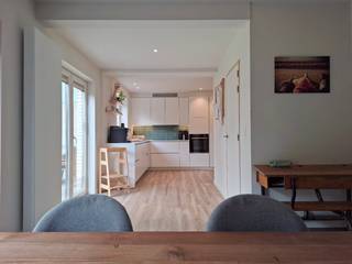 <p>Instapklare gerenoveerde woning in Brugge met een startprijs van 390.000 EUR.</p><p>Deze halfopen bebouwing met 165 m² bewoonbare oppervlakte werd in 2018 volledig gerenoveerd. In 2022 is een stuk nieuwbouw geplaatst met nieuwe keuken, garage en oprit.</p><p>Indeling:<br />Gelijkvloers: Inkomhal met vestiaire en toilet. Living en eetplaats, nieuwe keuken (2022) met nieuwe toestellen en automatisch gestuurd ventilatiesysteem, koele berging en toegang tot kelder, nieuwe inpandige garage met elektrische poort. Zuidgerichte tuin met ruim tuinhuis (betegeld en nieuw dak). Via tuinhuis toegang tot achteruitweg.</p><p>1ste verdieping: slaapkamer 1 met tuinzicht en ruime ingemaakte kasten, slaapkamer 2, slaapkamer 3 en badkamer met toilet, bad/douche en dubbele wastafel.</p><p>Geïsoleerde zolder via trapladder. Met zijraam en dakvenster. Mogelijkheid tot extra slaapkamers.</p><p>Troeven:<br />- Dichtbij winkels, scholen en openbaar vervoer<br />- Op 10 minuten fietsen van centrum Brugge<br />- Vlot bereikbaar via expresweg<br />- EPC B<br />- Asbestveilig en recente elektrische keuring<br />- 10 zonnepanelen<br />- Groen uitzicht vanuit de woning<br />- Inpandige garage met oprit, altijd parkeerplaats<br />- Regenwaterput 10.000 liter met pomp en filters (voor wasmachine en toiletten)<br />- Slaapkamers en leefruimte voorzien van elektrische rolluiken.</p><p>Bel voor afspraak naar Jens Lemant via het telefoonnummer in dit zoekertje.<br />()</p>