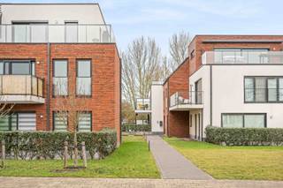 - Uitstekende ligging met vlotte verbinding: Menenstraat 116 bus 0001 in Wevelgem<br />- Recent (2019) en instapklaar appartement<br />- Energiezuinig: EPC label A (UC: 34041-G_2016_187/EP17200/A001/D01/SD003)<br />- Leefruimte met open keuken en berging<br />- Extra privéberging (kelder)<br />- 2 slaapkamers<br />- 2 terrassen (zuidgericht en noordgericht)<br />- Staanplaats in de ondergrondse garage<br />- Conforme elektriciteit<br />- Richtprijs: € 279.000