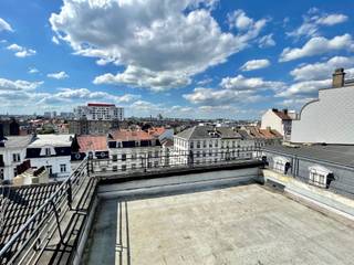 BRUSSEL, Stadscentrum, 2 stappen van de Beurs, aangenaam appartement met 2 slaapkamers en een prachtig terras met uitzicht over heel Brussel...