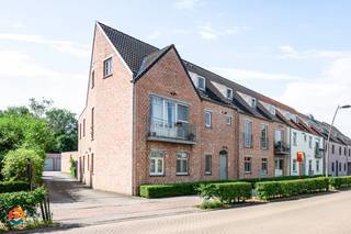Op een uitstekende locatie in Sint-Katelijne-Waver bevindt zich dit gelijkvloers appartement met 2 slaapkamers en terras. U bevindt zich hier op wandelafstand van winkels, scholen en het openbaar vervoer.<br /><br />We betreden het appartement via de inkomhal met apart gastentoilet. De lichtrijke leefruimte kan u inrichten met een gezellige zithoek en eetplaats. De open keuken is mooi geïntegreerd in het geheel en voorzien van de voornaamste toestellen. Verder beschikt dit gelijkvloers appartement over 2 slaapkamers, berging, badkamer, dewelke voorzien is van een dubbele lavabo en douche. Op het terras kan u steeds in alle rust en privacy genieten van het mooie weer. In de huurprijs is er een garagebox inbegrepen. Geen gemeenschappelijke kosten. <br /><br />Het appartement is onmiddellijk beschikbaar.<br /><br />U dient een bezoekaanvraag in te dienen via het zoekertje op onze website via de knop "vraag bezoek aan".<br /><br />Dit is een uitstekende opportuniteit als u op zoek bent naar een gelijkvloers appartement met terras en garagebox in Sint-Katelijne-Waver. Contacteer ons voor meer informatie of neem een kijkje op www.boonstravastgoed.be<br /><br />Bijzonderheden:<br />- Terras<br />- Centrale ligging<br />- Gelijkvloers appartement