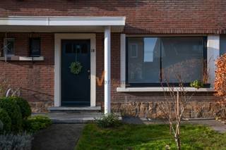 In een rustige woonstraat op korte afstand van winkels, scholen en openbaar vervoer vind je deze verzorgde rijwoning met mooie ruimtes,...