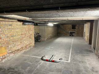 <p>Tandem autostaanplaats te koop nabij Lippenslaan en Zeedijk.<br />Mogelijkheid tot het plaatsen van 2 wagens achter elkaar.<br /><br />Afmetingen:<br /><br />Lengte: 9m25<br />Breedte: 2m65<br />Hoogte: 1m70<br /><br />Aarzel niet om ons te contacteren voor meer info: tel.: 050.62.44.14 of via knokke@immax.be</p>