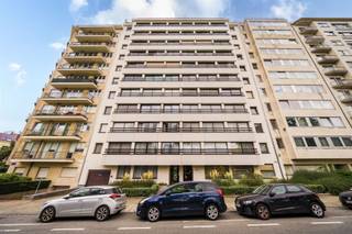 Knus te renoveren studio (35 m²) met slaaphoek op een toplocatie in de Europese wijk. Gelegen aan de rustige achterzijde van het gebouw. Inkom...