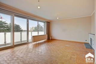 <p>Ontdek dit verzorgd appartement, gelegen op het 4de verdiep, op een toplocatie in Mol. Dankzij de centrale ligging vlak bij het station en op wandelafstand van het bruisende centrum, geniet u van een uitstekende bereikbaarheid gecombineerd met alle nodige voorzieningen binnen handbereik. Het appartement beschikt over een vernieuwde badkamer, twee volwaardige slaapkamers, een kelderberging en een private garagebox — ideaal voor wie comfortabel en zorgeloos wil wonen.<br /><strong>Troeven:</strong></p>

<ul><li>Centraal gelegen appartement in Mol</li><li>4de verdiep met mooi uitzicht</li><li>Op wandelafstand van het station en het centrum</li><li>2 slaapkamers</li><li>Vernieuwde badkamer</li><li>Inclusief private garagebox en kelderberging</li><li>Ideaal als starterswoning of investering</li></ul>

<p><strong>Indeling:</strong><br />4de verdieping: Inkomhal, woonkamer, keuken, 2 slaapkamers, vernieuwde badkamer, apart toilet, berging<br />Private garagebox en kelderberging</p>