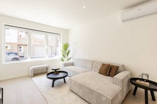 <p>Volledig gerenoveerde, lichtrijke, instapklare gezinswoning met EPC A.</p><p>Op zoek naar een woning waar comfort, energiezuinigheid en stijlvolle afwerking samenkomen?<br />Dan is deze volledig gerenoveerde woning absoluut een bezoek waard!</p><p>In 2026 werd deze woning van A tot Z vernieuwd.<br />Dak, gevels, buitenschrijnwerk, alle technieken en interieur werden volledig aangepakt met aandacht voor kwaliteit, duurzaamheid en wooncomfort.<br />Met een bewoonbare oppervlakte van 158 m², 3 ruime slaapkamers en een uitstekende EPC-score van 75 kWh/m² (label A), geniet u hier van het comfort van een volledig vernieuwde woning zonder renovatiezorgen.</p><p>De lichtrijke leefruimte sluit naadloos aan op de open keuken en de tuin met terras.<br />De moderne keuken is uitgerust met kwalitatieve toestellen (oven, combi-oven, vaatwasser, inductie-kooplaat, grote koelkast en Novy-dampkap) en een stijlvol keramisch werkblad in travertinlook.</p><p>De nieuwe ruime badkamer beschikt over een inloopdouche van 90x180cm, een ligbad, dubbele lavabo en een toilet.</p><p>Daarbovenop beschikt deze woning ook over zonnepanelen, vloerverwarming op het gelijkvloers, airconditioning zowel in de slaapkamers alsook in het salon, en een asbestvrij attest.</p><p>Indeling:</p><p>Gelijkvloers: inkomhal, leefruimte, eetkamer, open keuken, wasberging, koele berging, gastentoilet, droge kelder en tuin met terras.<br />Eerste verdieping: ruime master bedroom en volledig uitgeruste badkamer.<br />Tweede verdieping: twee volwaardige slaapkamers.</p><p>De woning bevindt zich in een rustige straat in het centrum van Schoten.<br />Winkels, scholen, horeca en openbaar vervoer liggen op wandelafstand.<br />Ook het Gemeentepark, Gelmelenpark en domein Vordenstein bevinden zich vlakbij.<br />En de Mobiscore van 8,8/10 geeft u een uitstekende bereikbaarheid en alle dagelijkse voorzieningen binnen handbereik.</p><p>Kortom een volledig vernieuwde energiezuinige woning waar u meteen kunt intrekken.<br />Verhuizen, uitpakken en genieten.</p><p>Contacteer ons vandaag nog voor een bezoek.</p><p>Geen immo aub!</p>