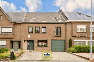 <p>"ABSOLUTE TOPPER" - Afspraak ENIGE BEZOEKDAG enkel telefonisch via Randy Remue op 0479/ 99. 99. 90. De stukken van de woning zijn te consulteren op www.immo-zone.be. Meer info via Facebook "Remue Randy" - LIKE de pagina en blijf op de hoogte van alle nieuwe woningen. In Zottegem, vinden we in de Kleine Meerlaan te nummer 19 deze unieke woning met achterliggend magazijn. Indeling: Via de afzonderlijke inkomhal, komen we rechts in de leefruimte met eetplaats en zithoek. In het verlengde van de leefruimte treffen we de keuken die uitgeeft op het overdekt terras. Via de vaste trap in de inkomhal komen we terecht op het 1e verdiep. Hier treffen we de vernieuwde badkamer. Uniek aan deze woning is het ruim achterliggend multifunctioneel magazijn. Voor het magazijn is er de binnenkoer en achter het magazijn de grastuin. ligt De woning beschikt eveneens over een zolder, garage en kelder. Een ABSOLUTE TOPPER voor starters, gezinnen of investeerders. <br />P-score: A / G-score: A. VOOR ZEER SNELLE BESLISSERS!!<br />IMMO ZONE RHODELAND RANDY REMUE - 0479/ 99. 99. 90</p>