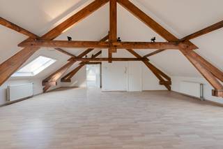 Wonen in een oase van rust, in het stadscentrum van Kortrijk? Dan is dit appartement absoluut de moeite waard om te bezichtigen. Dit appartement is gelegen pal in het historische stadscentrum op wandelafstand van de Grote Markt, het Begijnhofpark, de Onze-Lieve-Vrouwekerk en het nieuwe museum Abby. Dit appartement is gelegen op het tweede verdiep van een kleinschalig gebouw, bestaande uit 3 woonappartementen.Indeling van het appartement: - Ruime leefruimte met veel lichtinval - Keuken voorzien van keramische kookplaat, oven, vaatwas - 2 slaapkamers - Badkamer voorzien van dubbele lavabo, toilet en douche Extra: bij het appartement kan een parkeerplaats tegen de vaste prijs van 25.000 euro aangekocht worden. Wenst u meer info over deze woning of wenst u een bezoek ter plaatse? Contacteer Alissia Dewitte (0472 18 64 21 - alissia.dewitte@dewaele.com) of Yoshi Vandeginste (0474 49 50 38 - yoshi.vandeginste@dewaele.com)