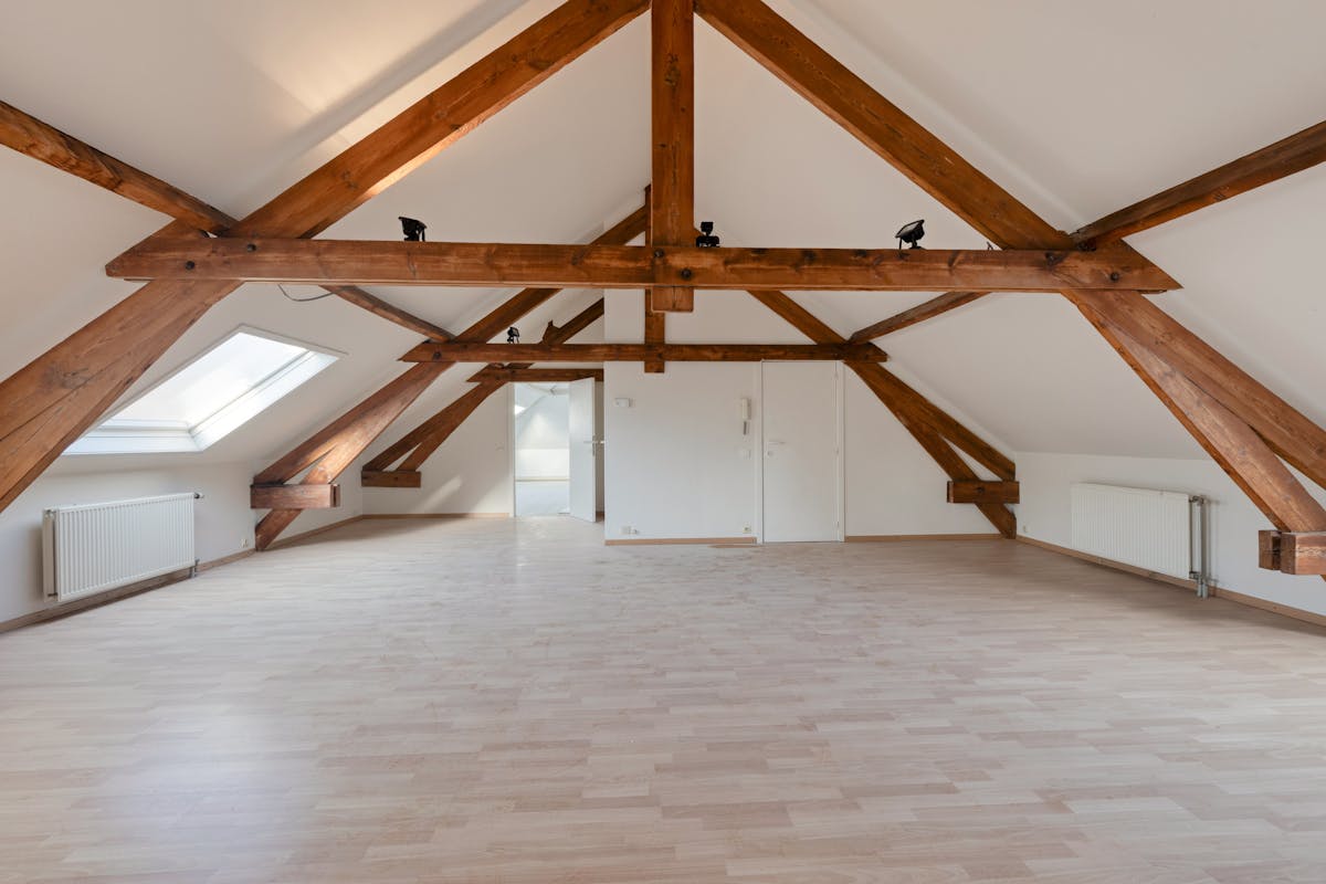 Te renoveren appartement te koop in hartje Kortrijk! - foto 2