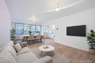<span>Gerenoveerd gelijkvloers appartement in Buizegem-wijk te Edegem in een kleinschalig gebouw. Gelegen in een rustige woonwijk nabij het gekende park 'Romeinse Put', doch nabij openbaar vervoer, winkels en in de onmiddellijke omgeving van belangrijke invalswegen. <br /><strong><br />INDELING</strong><br />We betreden het appartement via de ruime inkomhal met gastentoilet. Vervolgens komen we in de leefruimte, met grote raampartij welke zorgt voor heel wat natuurlijke lichtinval.<br />Vervolgens komen we in de open keuken, welke volledig uitgerust is met een inductievuur, dampkap, ingebouwde oven, ijskast, diepvries en spoelbak.<br /><br />Het appartement omvat 2 slaapkamers (14m² - 10m²) waarvan de kleine toegang geeft tot het oost georiënteerde terras.<br />Er is nog een extra kamer (8m²), welke voor verschillende doeleinden gebruikt kan worden.<br /><br />De nieuwe badkamer, op tegel, omvat een dubbele lavabo + meubel, inloopdouche en spiegelkast.<br /><br /><strong>BIJZONDERHEDEN<br /></strong>Volledig gerenoveerd.<br />Verwarming dmv condensatieketel op gas. <br />Aluminium schrijnwerk met dubbele beglazing.<br />Individuele garagebox, achteraan het gebouw, verplicht aan te kopen tegen €25.000<br />Individuele kelderberging<br /><br />Grondplan en attesten te vinden bij 'downloads'</span>