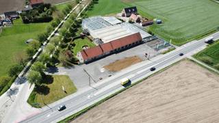 <span><span>Aan het gehucht 'de Gapaard' te Lo-Reninge, stellen wij u deze<strong> </strong><strong>bedrijfsgebouwen (winkel en serres) met woning </strong>voor. <br />De<strong> commerciële ligging </strong>langs de <strong>N8</strong>, verbindingsweg <strong>Veurne-Ieper</strong>, maakt de locatie uitermate geschikt voor de uitbating van uw onderneming. <br /><br />Naast de bedrijfsgebouwen, bestaande uit<strong> serres (ca. 1.405 m<sup>2</sup>), met overdekte opslagruimtes en winkelruimte (1.210 m<sup>2</sup>)</strong>, bieden wij u ook een<strong> instapklare woning</strong> aan (bouwjaar: 1992).<br /><br /><strong>De woning, met een bruikbare vloeroppervlakte van 328 m<sup>2</sup></strong>, bestaat uit een grote inkomhal met aansluitende gang, traphal en apart gastentoilet, ruime living met zicht op de aangelegde tuin, grote leefkeuken voorzien van alle apparaten en koele berging, zithoek/bureauruimte, ruime inpandige garage en extra bergruimtes (technische ruimte en wasberging). Op heden zijn er reeds 4 slaapkamers aanwezig (3 op de eerste verdieping en 1 op het gelijkvloers). Er is echter nog voldoende ruimte om kamers bij te creëren. De badkamer, uitgerust met douche, ligbad en dubbele lavabo in meubel, bevindt zich op het gelijkvloers.<br /><br /><strong>Het gehele perceel heeft een oppervlakte van 6.574 m².</strong> Achteraan de woning beschikt men over een <strong>grote, aangelegde en zuid-georiënteerde tuin</strong>. Vooraan is er ruimte om te stapelen of voor een <strong>afgesloten parkeerterrein</strong>.<br /><br />Het woongedeelte staat in verbinding met de winkelruimte met aanpalende serres, bedrijfsgebouwen en opslagruimte, waaronder een grote bergzolder. Alle gebouwen zijn prima onderhouden en in goede staat. Aan parkeerplaats is er tevens geen gebrek. </span><br /><br /><span>Ben je op zoek naar een ruime locatie op een commerciële ligging met <strong>veel passage en zichtbaarheid</strong>, waar wonen en werken op een aangename manier kan gecombineerd worden? Dan ben je te Gapaard 6 aan het juiste adres! <br /><br /><u>Troeven:</u></span></span>
<ul>
	<li><span><span>Prima staat van alle gebouwen (instapklaar);</span></span></li>
	<li><span><span>commerciële ligging langs de N8 (Veurne-Ieper);</span></span></li>
	<li><span><span><strong>Bebouwde oppervlakte van maar liefst ca. 2.900 m²</strong>;</span></span></li>
	<li><span><span>ruime parking en uitgerust met alarmsysteem;</span></span></li>
	<li><span><span>2 koelcellen aanwezig;</span></span></li>
	<li><span><span>7 x 10.000l regenwater;</span></span></li>
	<li><span><span>...</span></span></li>
</ul>
<span><span><u>Mogelijk toegestane activiteiten:</u></span></span>

<ul>
	<li><span><span>Een aantal zonevreemde functiewijzigingen zijn toelaatbaar. <strong>Klik HIER voor meer info.</strong> Enkele voorbeelden van mogelijke bestemmingen: bewoning met aansluitende gebouwengroep die louter dient voor opslag van materiaal/goederen, toeristische logies (vakantiewoning of B&amp;B), paardenhouderij, manège, dierenasiel, dierenpension, dierenartsenpraktijk, jeugdlogies, tuinaanlegbedrijf, dierentherapie, opleiding- of therapiecentrum met verblijf, etc. Alsook ondergeschikte functies (handel, horeca, kantoorfunctie of diensten) die noodzakelijk zijn voor de uitoefening van de hoofdfunctie met een maximum van 100 m<sup>2</sup> worden toegestaan.</span></span></li>
	<li><span><span>Agrarische activiteiten: land- en tuinbouw in de ruime zin. </span></span><span><span>Ideale locatie voor kweek/verkoop van bomen, bloemen en planten, groenten en fruit, serreteelt (tomaten, aardbeien, cress, hydrocultuur, microgroenten,...).</span></span></li>
	<li><span><span>Para-agrarische activiteiten: ondernemingen waarvan de activiteit onmiddellijk bij de landbouw aansluit en erop afgestemd is zoals bv. landbouwmechanisatie, veevoeders, strohandel, handel in meststoffen, handel in zaaigoed, aardappelhandel, landbouwloonwerkondernemingen, inpak-, conditionerings- en opslagbedrijven van verse landbouwproducten, koelplaatsen, silo's en drooginstallaties voor land- en tuinbouwproducten, etc.</span></span></li>
</ul>
<span><span>Wenst u meer info over de toegestane activiteiten? Of liever een bezichtiging? Neem contact met ons kantoor en we begeleiden u graag verder tijdens een plaatsbezoek. Dit kan op het nummer <strong>051 50 11 51</strong> of per mail via <strong>diksmuide@diksimmo.be</strong>.</span></span>