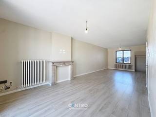 LICHTRIJK INSTAPKLAAR appartement op INTERESSANTE ligging te Blankenberge!<br /><br /><strong>INDELING:<br /><u><em>Derde verdieping:</em></u></strong><br />Inkomhal - RUIME lichtrijke living - RECENTE keuken (O.a. met keramisch fornuis, dampkap, oven, spoelbak, frigo, vaatwasmachine en voorzieningen voor wasmachine) - afzonderlijk toilet - RECENTE badkamer (O.a. met lavabomeubel, hangtoilet en douche) - 2 volwaardige slaapkamers - 3de slaapkamer/dressing/bureel.<br /><br /><u><strong>Opmerkingen:</strong></u><br />- Elektriciteit volledig GOEDgekeurd!<br />- Asbestveilig appartement.<br />- Overal DUBBELE beglazing.<br />- Parlofonie aanwezig.<br />- Gemeenschappelijek fietsenberging aanwezig.<br />- Waterverzachter aanwezig in het gebouw.<br />- Afzonderlijke aardgas-, water-, en elektriciteitsmeters! <br /><br />Aarzel zeker niet om ons te contacteren voor een bezoek ter plaatse aan dit prijs/kwaliteit INTERESSANTE appartement: 050/70.01.02 - info@centro.be.